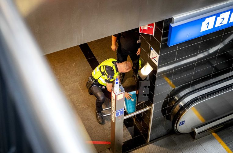 De politie op Amsterdam Centraal na het neerschieten van Jawed S.  Beeld ANP