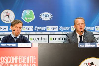 Van den Brom krijgt slappe lach na opmerking van Gonny