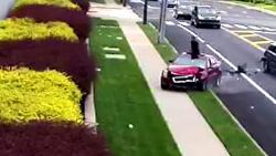 Man crasht met auto, klimt uit dak en vlucht weg