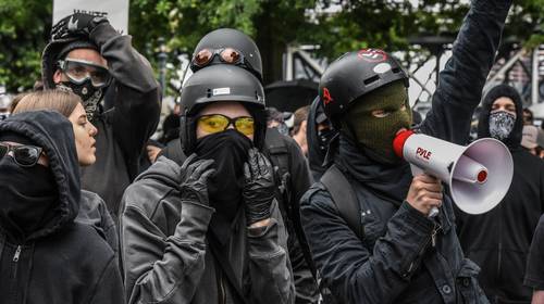 Wie is Antifa, de beweging die volgens Trump achter de demonstraties in VS zit? 