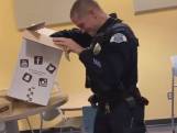 Un policier fond en larmes après avoir reçu un cadeau très spécial pour Noël