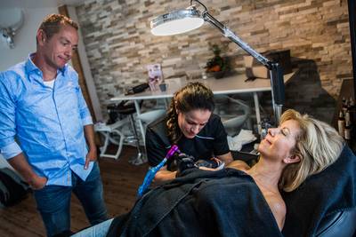 Marja (51) laat na borstamputatie nu haar tepels tatoeëren