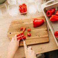 Dit is de makkelijkste manier om reepjes paprika te snijden
