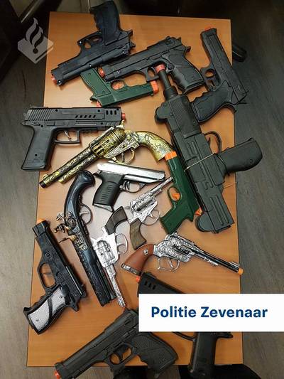 Politie neemt nepwapens in beslag van carnavalsvierders in Zevenaar