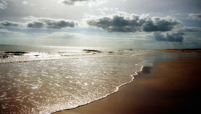bijzonder blauw oplichtende zee bij katwijk en zandvoort trouw