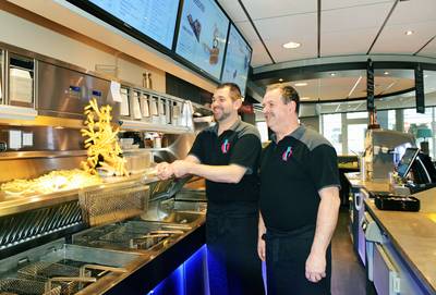 Johnnys bakt ze al veertig jaar bruin en zweert nog steeds bij de oldschool frikadel speciaal met ui