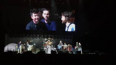 Foo Fighters trekt Rick Astley het podium op