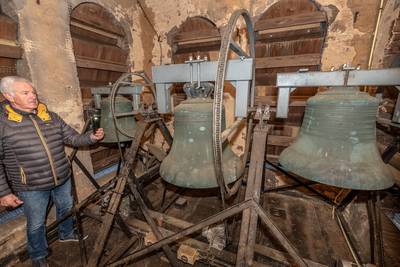 Beek wil klok uit aan Ton Hendriks verkochte kerk op begraafplaats