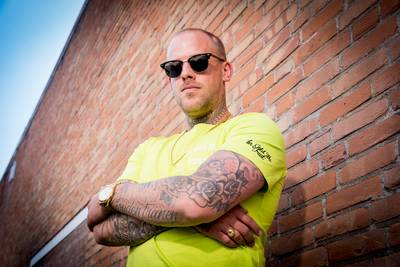 Politie razend over wilde snelwegachtervolging in clip van rapper Jebroer