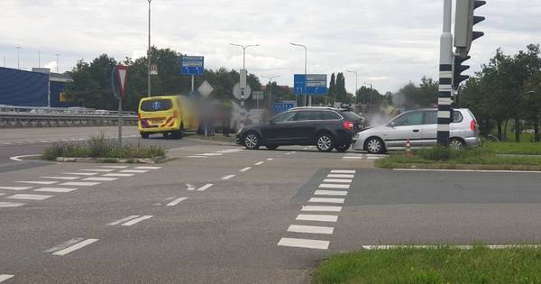 Autos in botsing op afrit A1 bij Hengelo, verkeer wordt omgeleid.