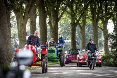 Geen oldtimerfestival, wel een rondrit met bijzondere voertuigen in Tilligte: ‘Liever sleutelen dan 