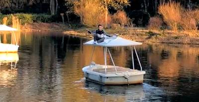 Jongen springt van brug op Efteling-bootje: attractie stilgelegd, beveiligers grijpen in