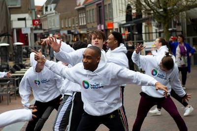 Waterschap dansend door winkelstraten van Veenendaal en Wageningen voor aandacht