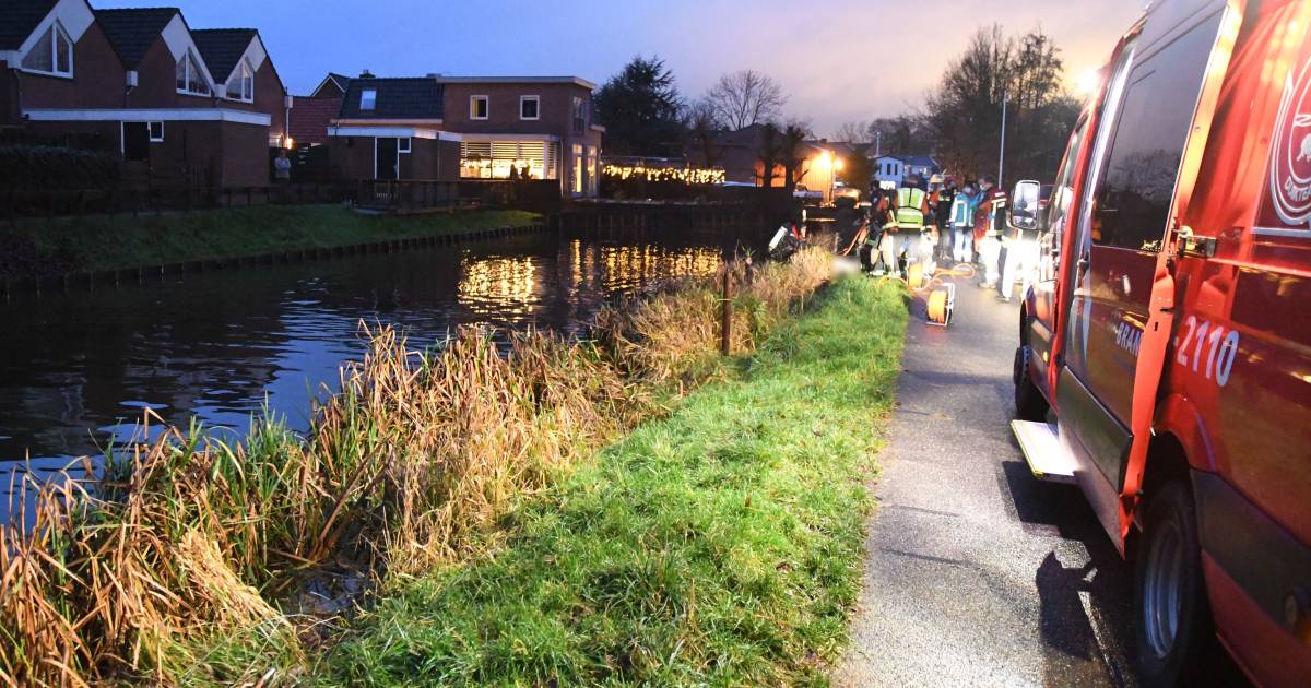 Brandweer redt vrouw en hond uit water in Nieuwveen.