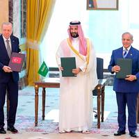 Wat betekent het defensiepact van Turkije, Pakistan en Saudi-Arabië? ‘Ik denk dat ze zich op het NAVO-hoofdkwartier achter de oren krabben’