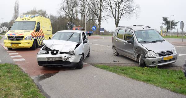 Auto's flink beschadigd bij botsing in Wehl