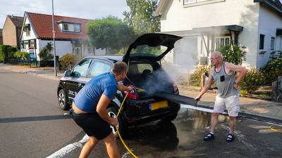 Buurtbewoners blussen autobrand met tuinslang