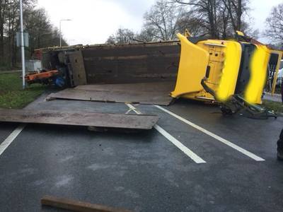 Vrachtwagen moet uitwijken en kantelt, chauffeur ongedeerd