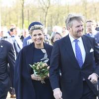 Máxima bezoekt de Duin- en Bollenstreek in een bloemenjurk van Oscar de la Renta