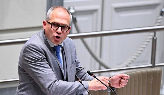 Het Vlaamse schip lijkt stuurloos en dus wordt ook naar de kapitein gekeken: waar zit Matthias Diependaele?