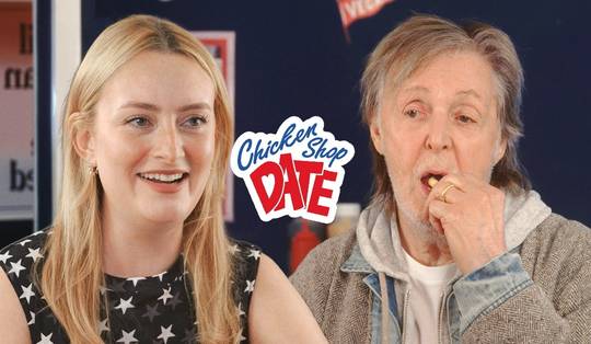 ‘Klopt het dat je ooit een condoom in brand hebt gestoken?’ Hoe ‘Chicken Shop Date’ beroemdheden ongemakkelijk maakte