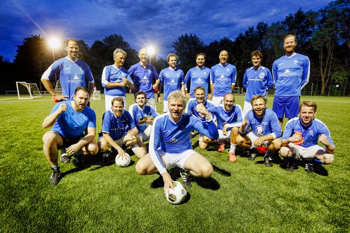 Het Utrechtse Kampong 26 speelt zaterdag tegen het andere laagste elftal van Nederland. Op de voorgrond met bal Nico van Ginkel.