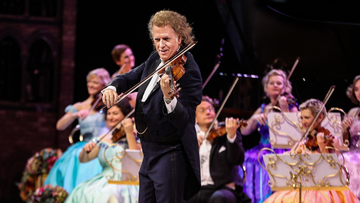 Baljurken, nepsneeuw en zaklampjes bij André Rieu | Het Parool