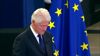 Bill Clinton kan emoties niet bedwingen op begrafenis Kohl