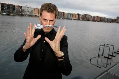 Uri Geller dreigt May van brexit te weerhouden