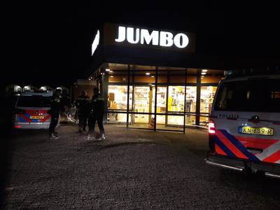 Gemaskerde overvallers bedreigen personeel Jumbo Groesbeek en maken flink geldbedrag buit