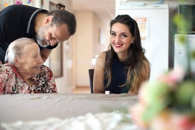 Vloggers moeten werken in de ouderenzorg weer sexy maken