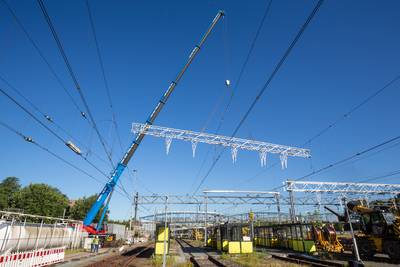 Superlange balk voor bovenleiding geplaatst  bij station Zwolle