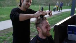 Belofte maakt schuld: Ruslan uit Gent scheert zijn haar af