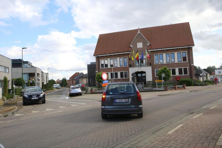 Kruispunt Aan Gemeentehuis Afgesloten Door Rioleringswerken Tielt Winge In De Buurt Hln