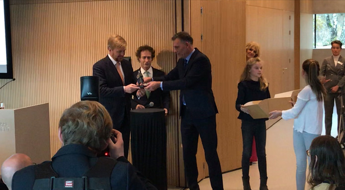 Door een bijzonder popje op een sokkel te plaatsen opende koning Willem-Alexander symbolisch het vernieuwde en uitgebreide NM Kamp Vught.