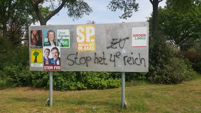 Verkiezingsposters in Nijmegen en Malden beklad met Anti-Europa leuzen: ‘Stop het vierde Reich’