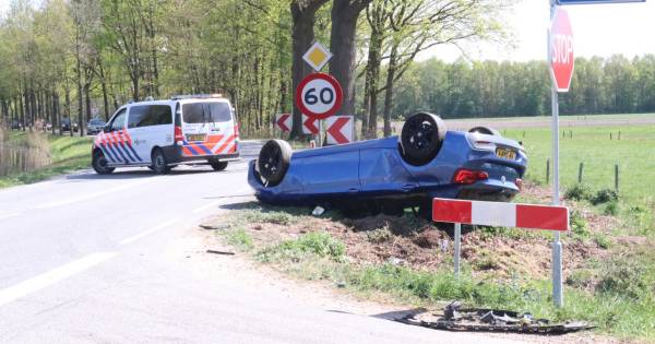 Flinke klap bij ongeluk in Lieren: auto vliegt over de kop.