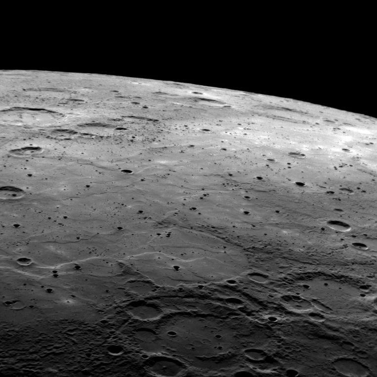 Een van de beelden van Mercurius die MESSENGER doorstuurde.