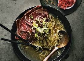 Noedels met entrecote en gefrituurde sjalotjes