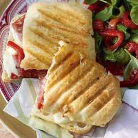 Panini met salami en gegrilde paprika