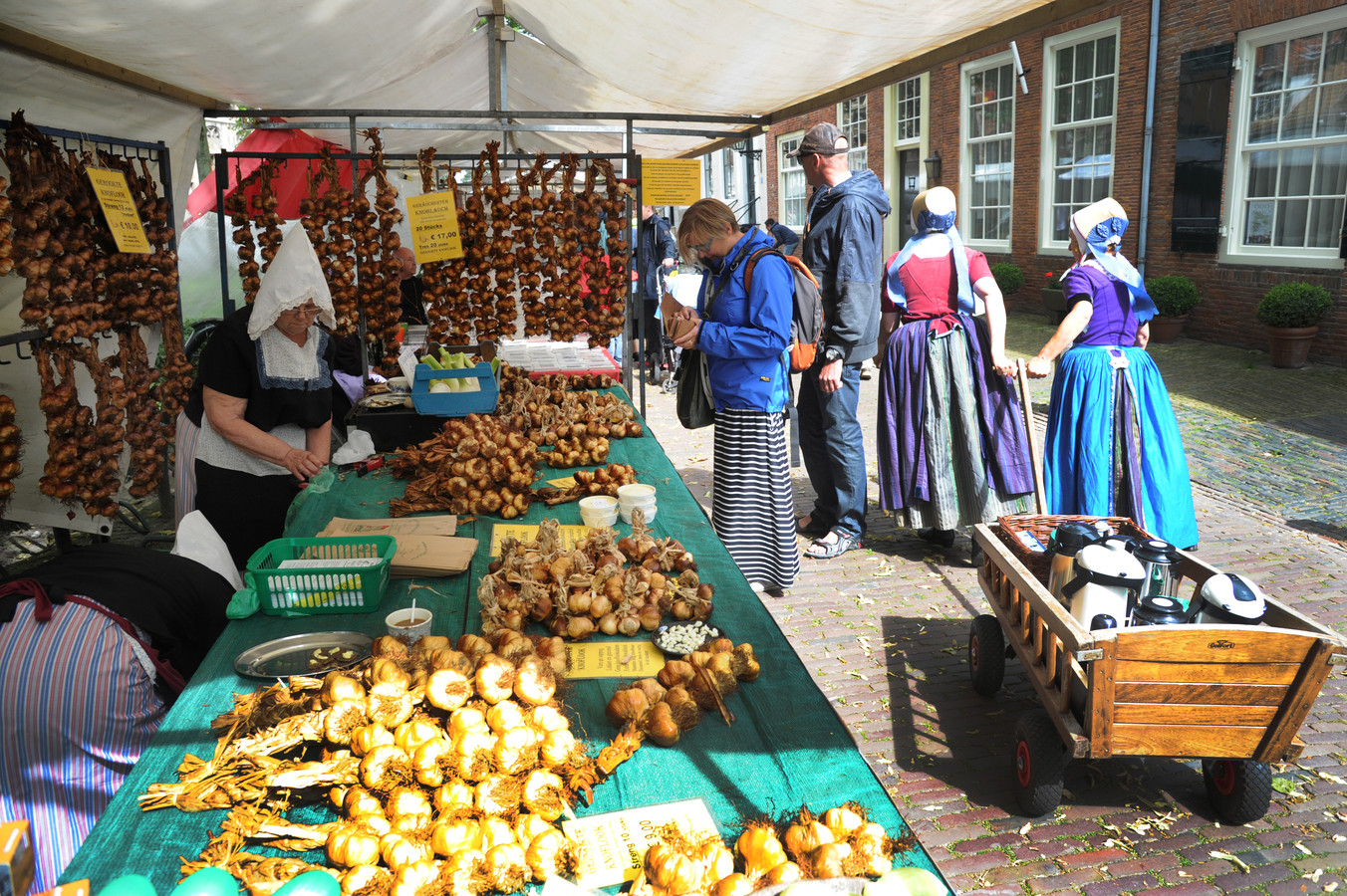 Touwslager op eerste historische markt van het seizoen in Veere Foto