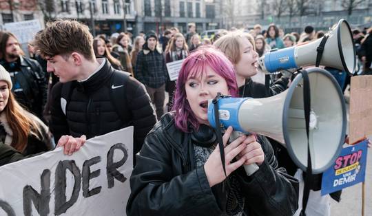 Honderden scholieren staken tegen plannen Demir: ‘Als de problemen eerder aangepakt waren, stonden wij hier niet’