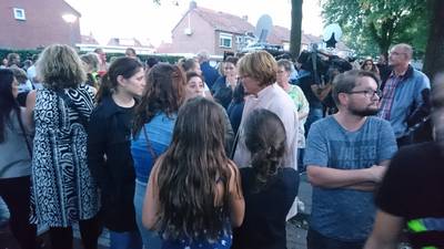 Inwoners Oss massaal bij rampplek:  'Geef je kinderen een dikke knuffel'