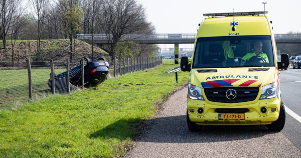 Auto slaat over de kop op A58 bij Gilze en belandt tegen hekwerk