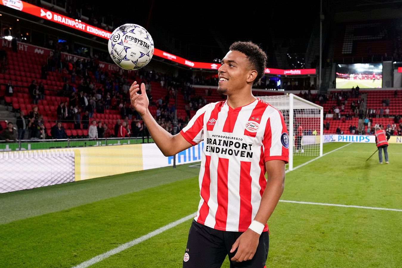 Donyell Malen: binkie en boer tegelijk | Foto | bd.nl