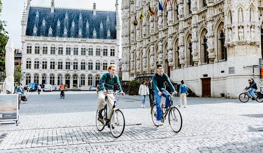 ‘De kerk zit hier nog wel, maar kan niet meer aan de knoppen’: KU Leuven reageert gelaten op pausbezoek