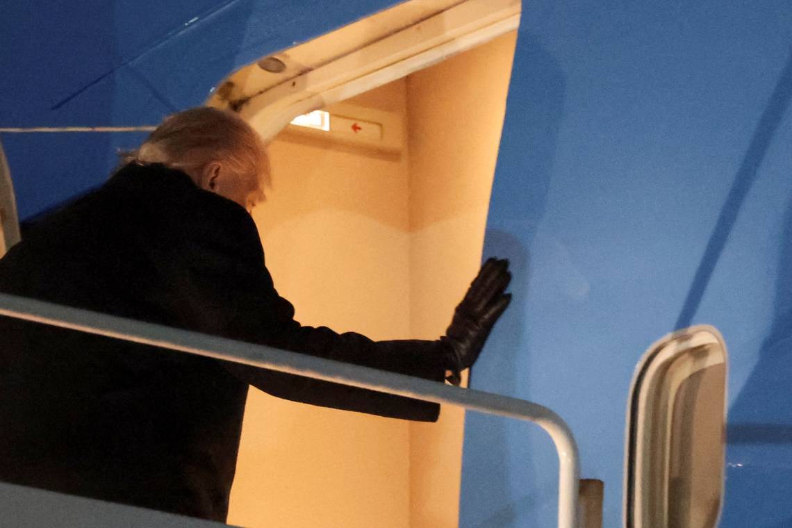 Als een vorst strijkt Trump neer in de Alpen om nog meer druk te zetten op de Europese vazallen