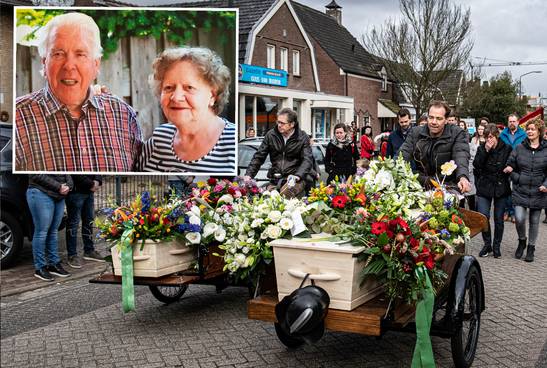 Als zijn vrouw wordt weggereden zegt Henk: 'Houdoe Mien, ik kom ook zo'