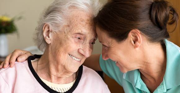 Nieuw boek geeft 52 methodes om te communiceren met mensen met dementie: “Ik wil tonen dat iemand die alzheimer heeft wél nog bereikbaar is”