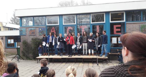 Onderwijsstaking: zingende juffen en meester in Gennep